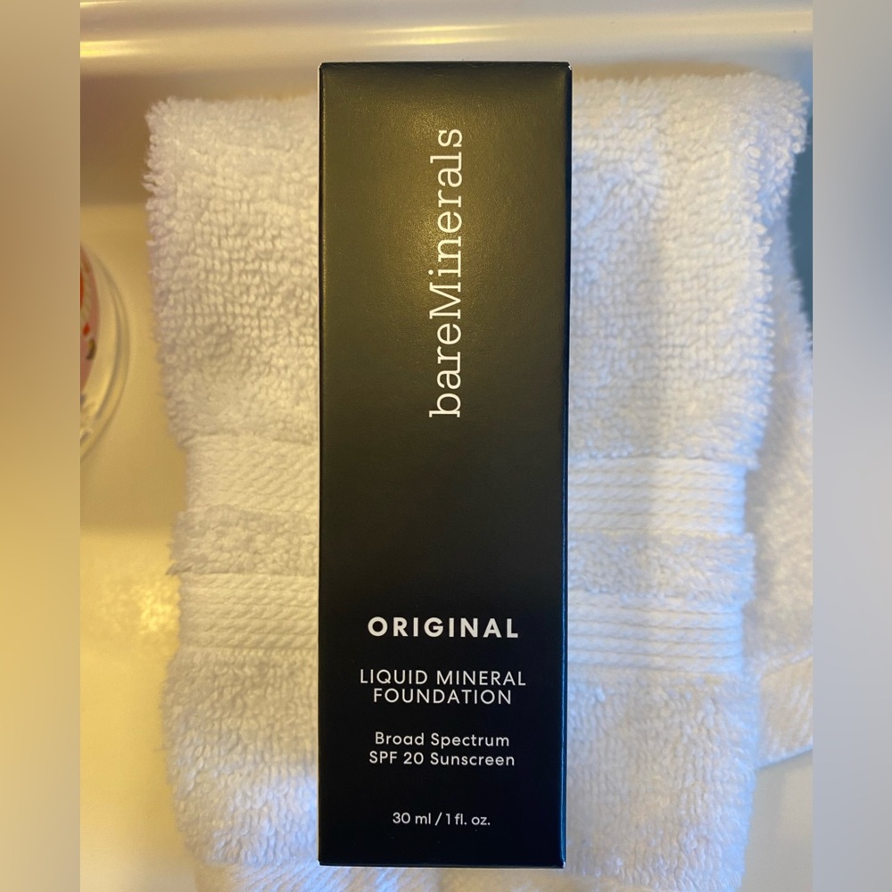 NWT Bare Minerals liquid mineral foundation